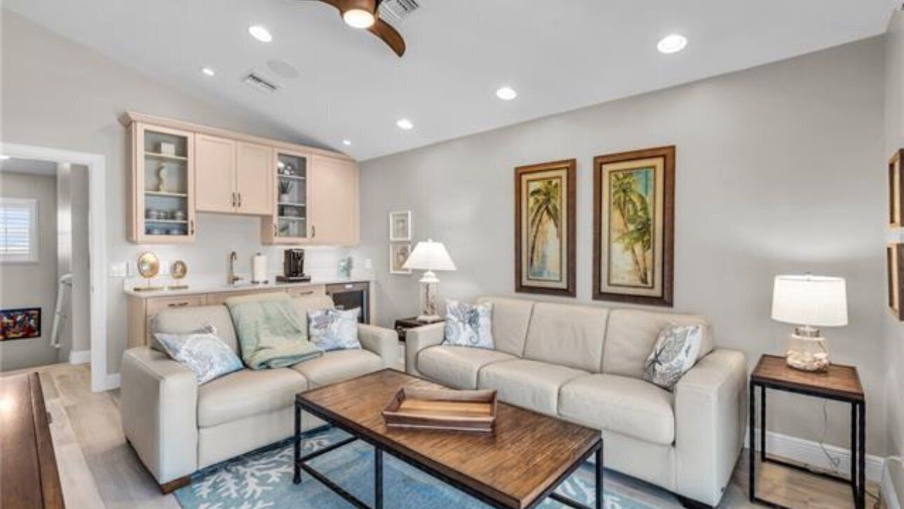 Photo of Livingroom in Mid Island