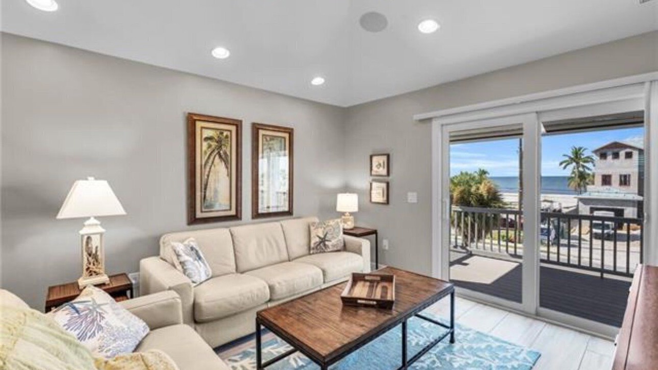 Photo of Livingroom in Mid Island