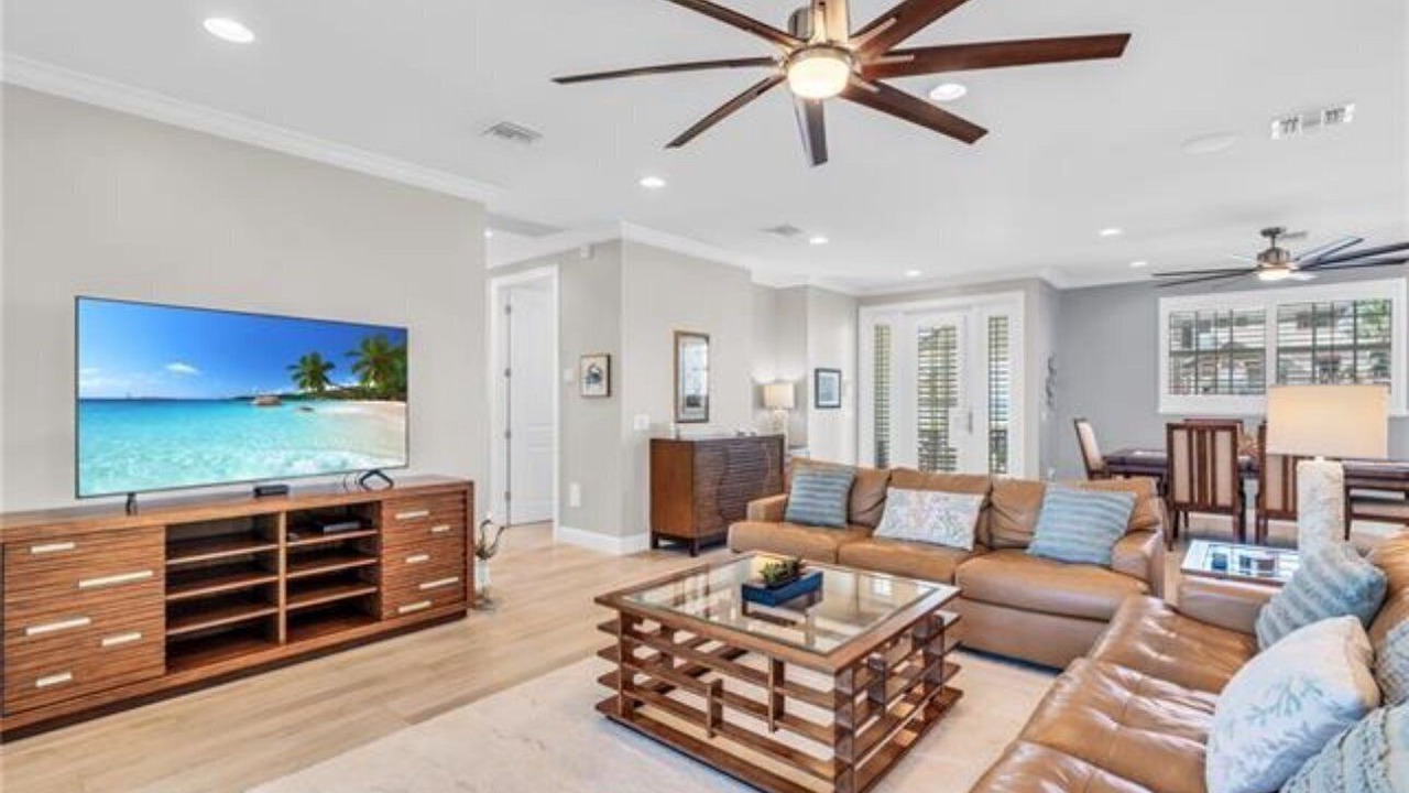 Photo of Livingroom in Mid Island