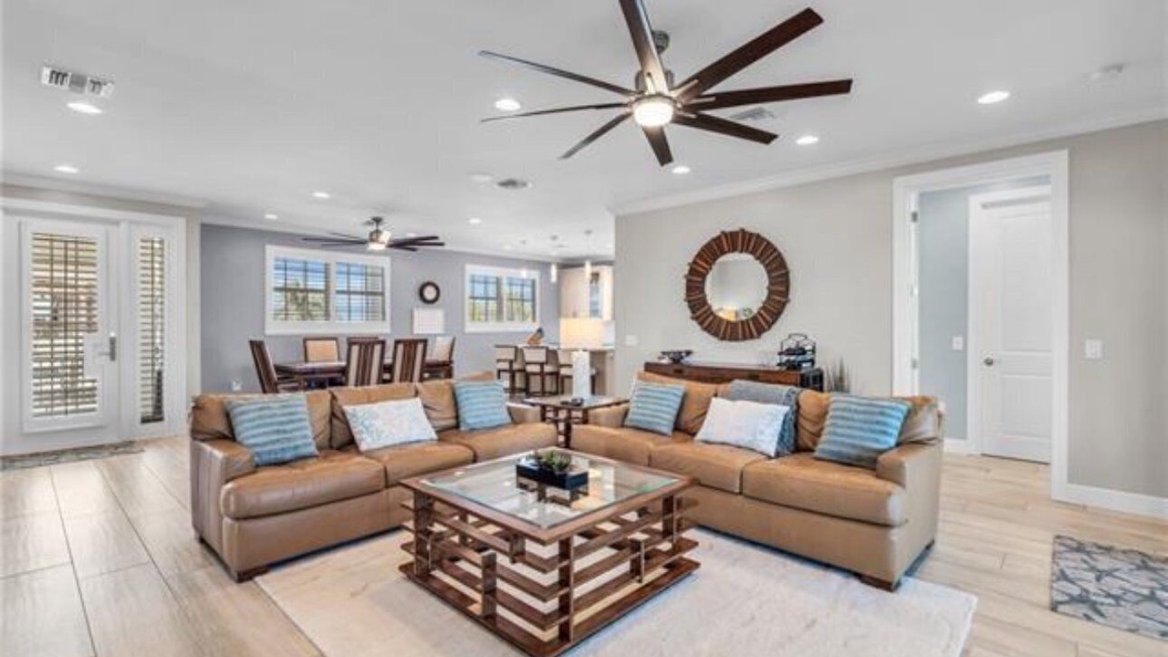 Photo of Livingroom in Mid Island