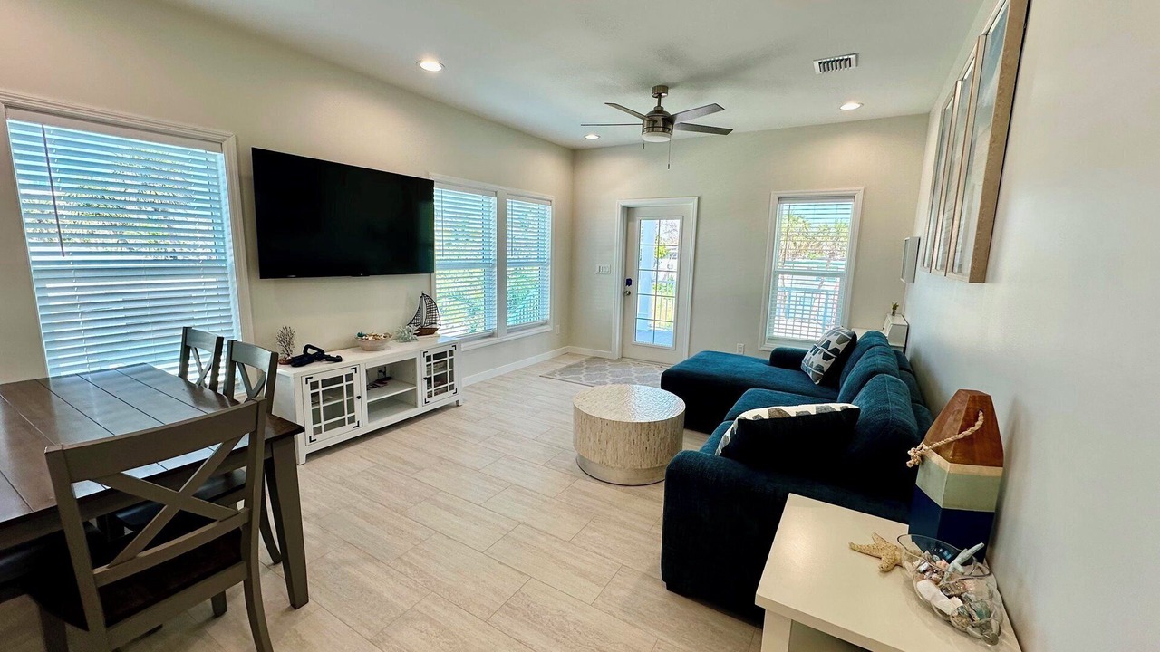 Photo of Livingroom in Mid Island
