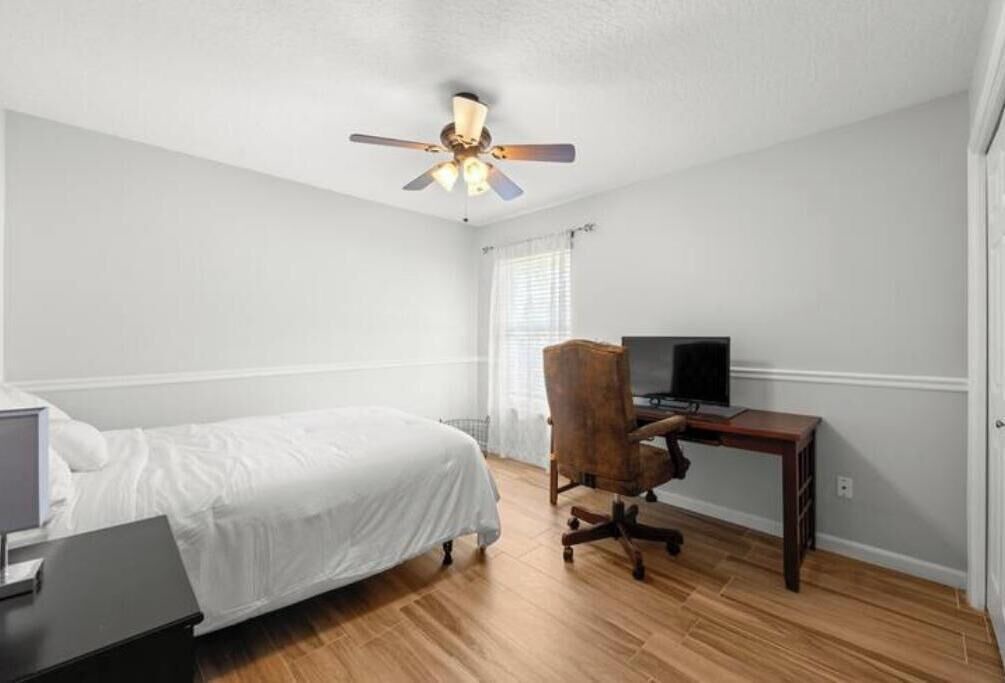 Photo of Bedroom in Greenview Shores