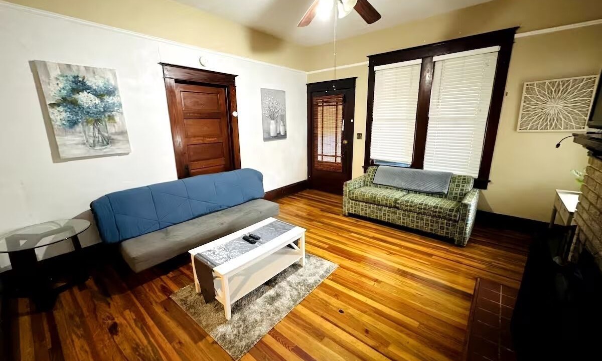 Photo of Livingroom in University Heights