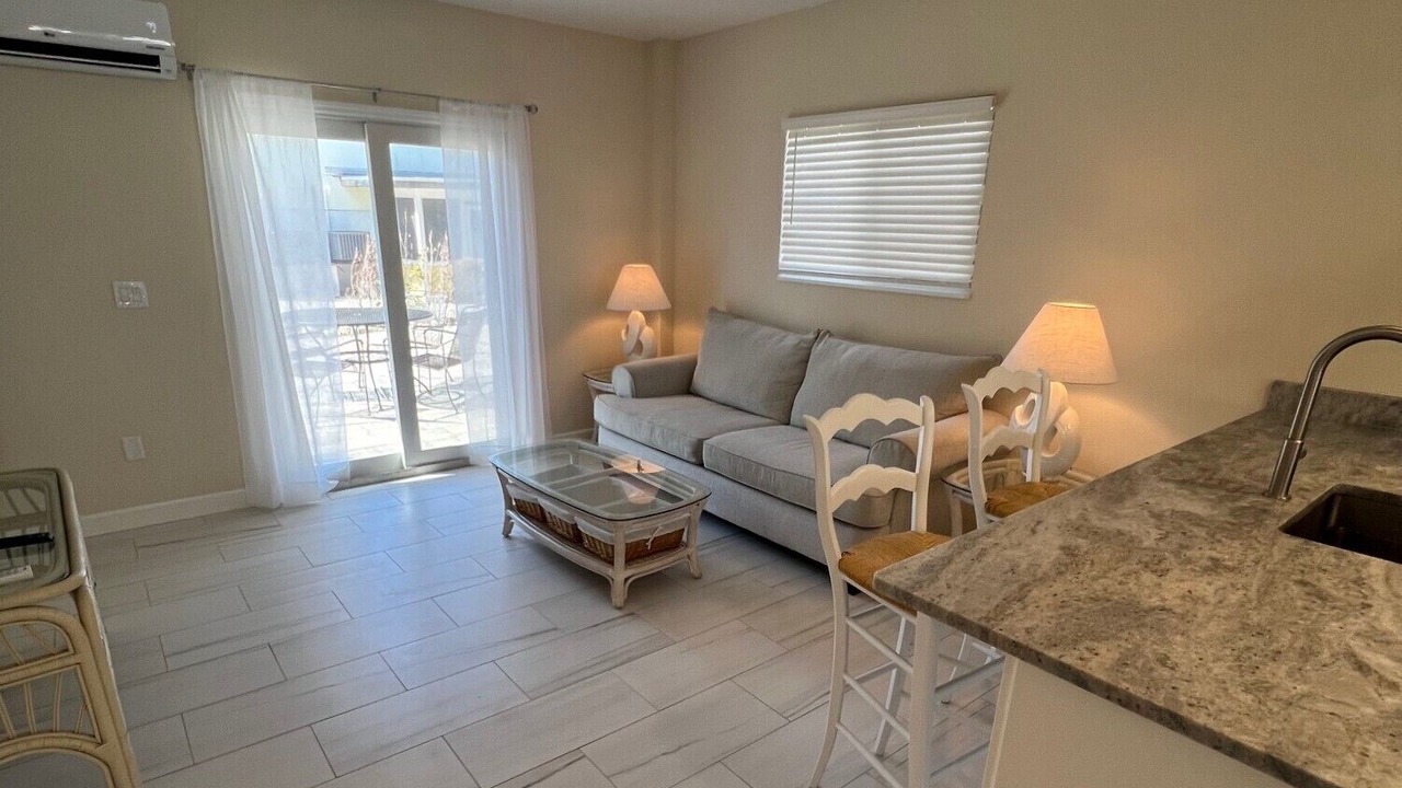 Photo of Livingroom in Mid Island