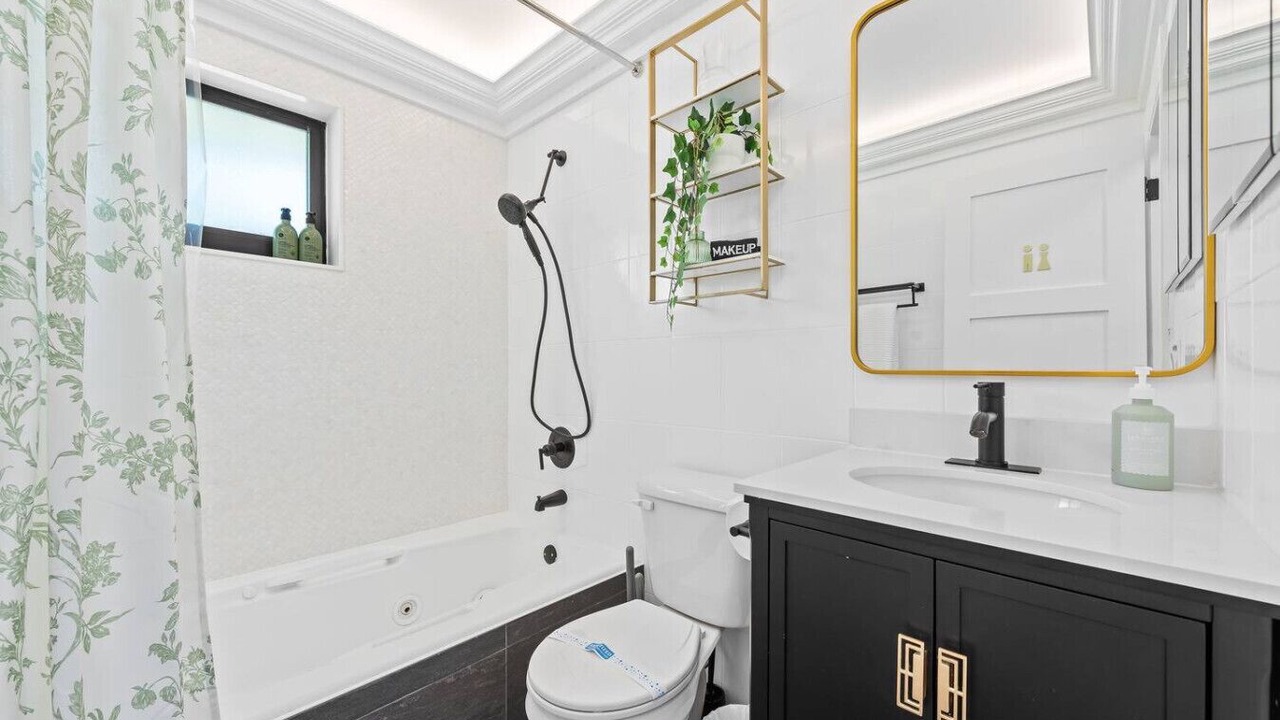 Photo of Bathroom in Garden Isles