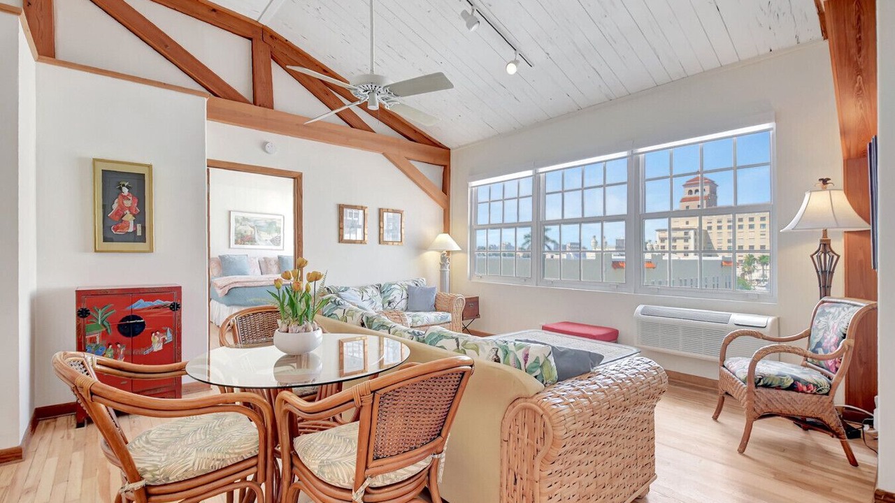 Photo of Livingroom in Palm Beach - West Palm Beach