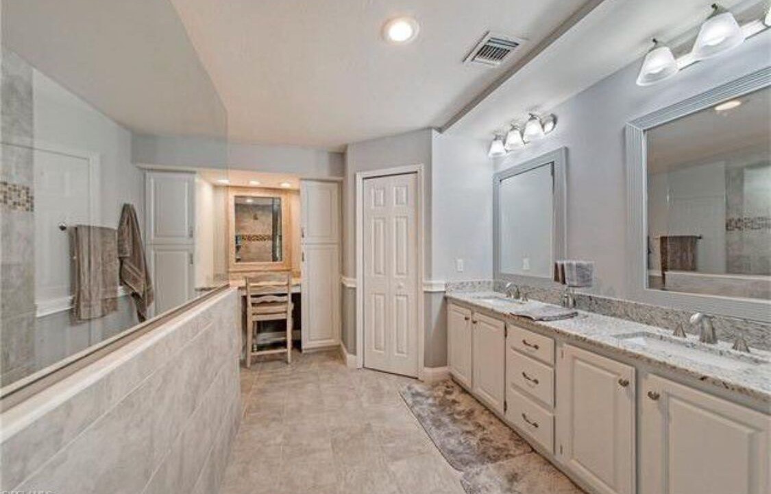 Photo of Bathroom in Burning Tree