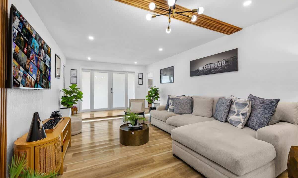 Photo of Livingroom in North Central Hollywood