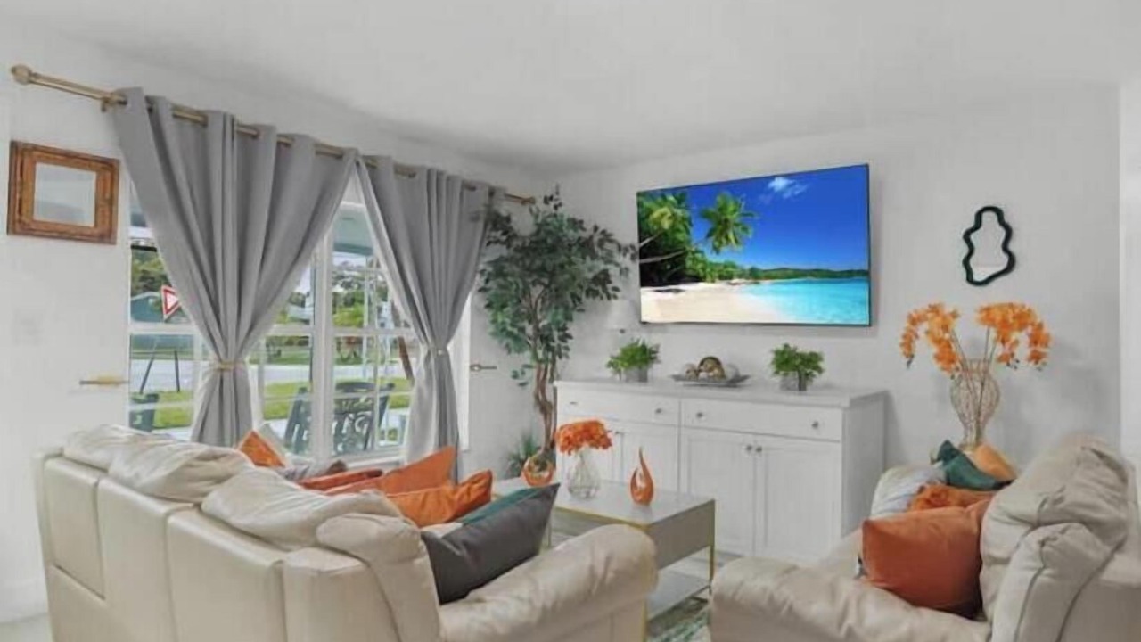 Photo of Livingroom in Lauderhill