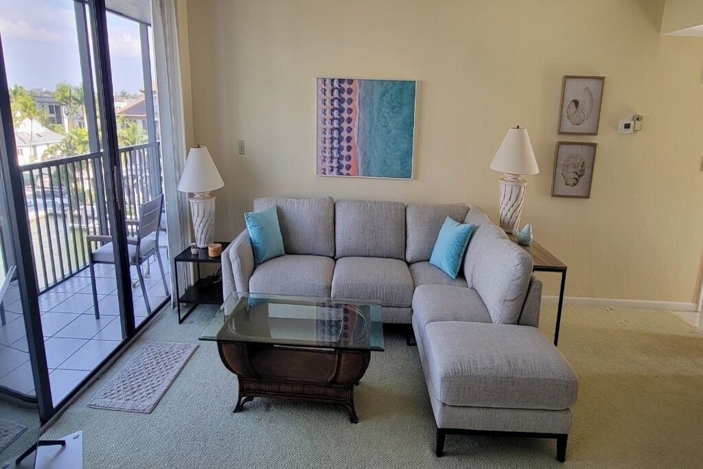 Photo of Livingroom in Vanderbilt Beach
