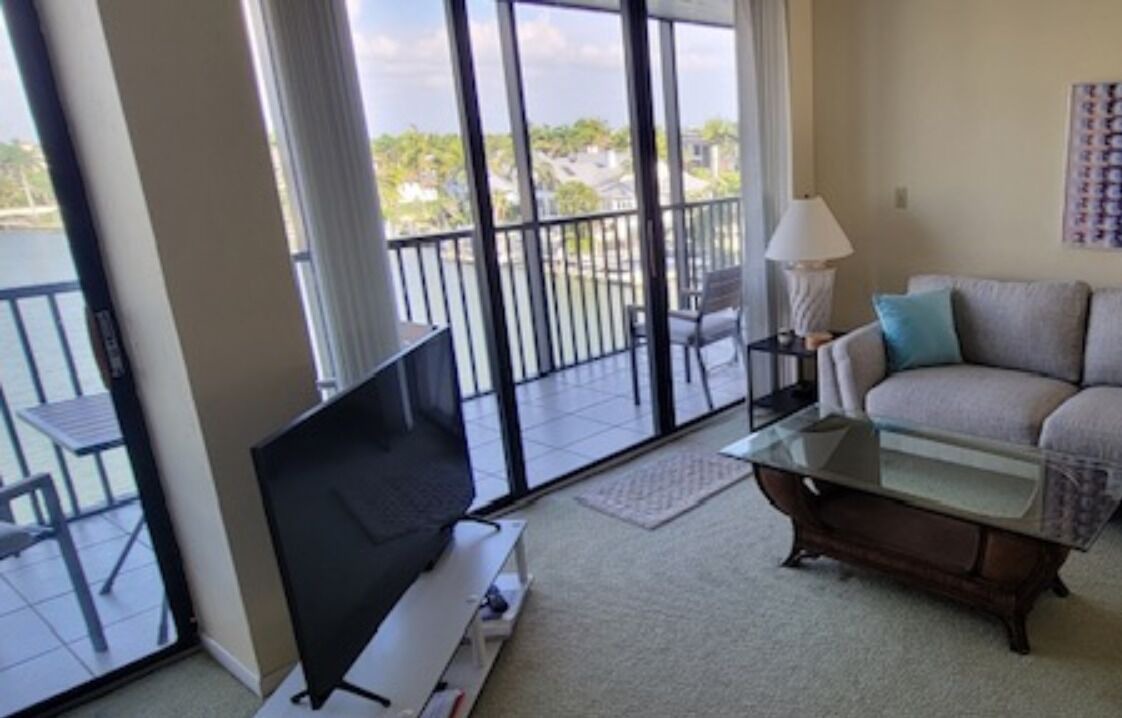 Photo of Livingroom in Vanderbilt Beach