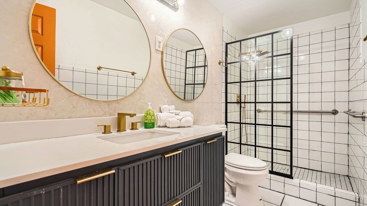 Photo of Bathroom in Flamingo Parks