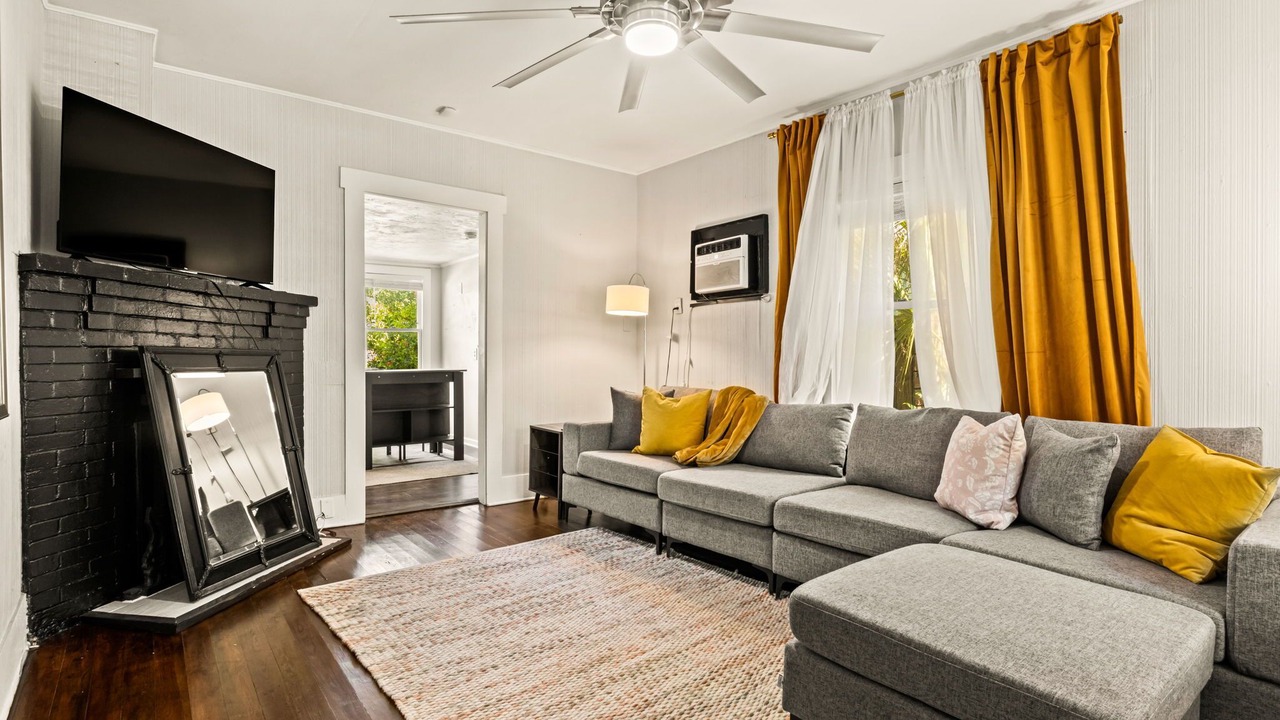 Photo of Livingroom in Historic Uptown