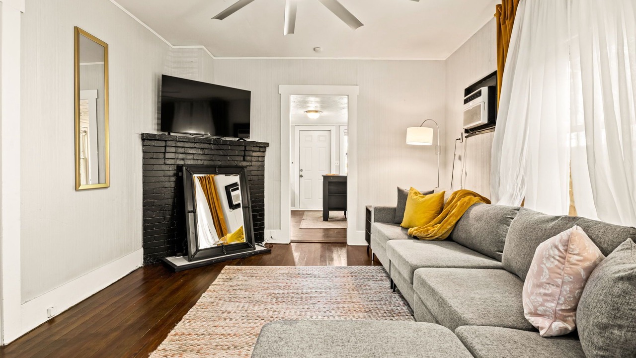Photo of Livingroom in Historic Uptown