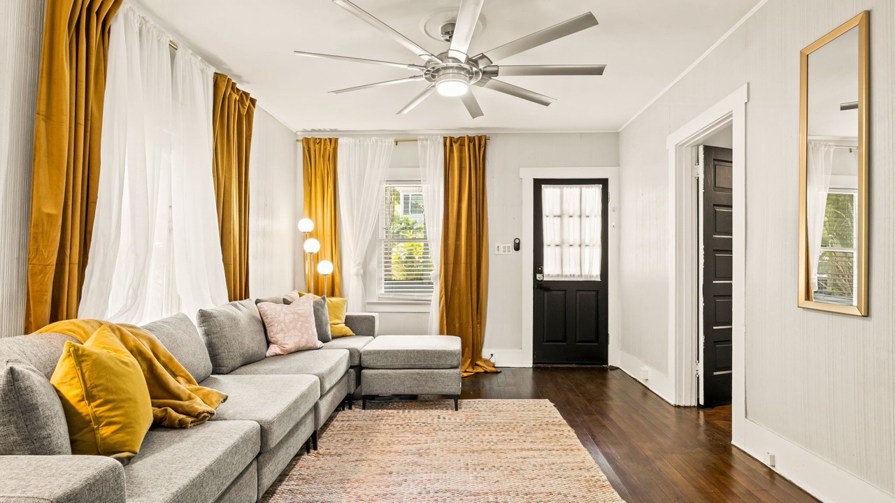 Photo of Livingroom in Historic Uptown
