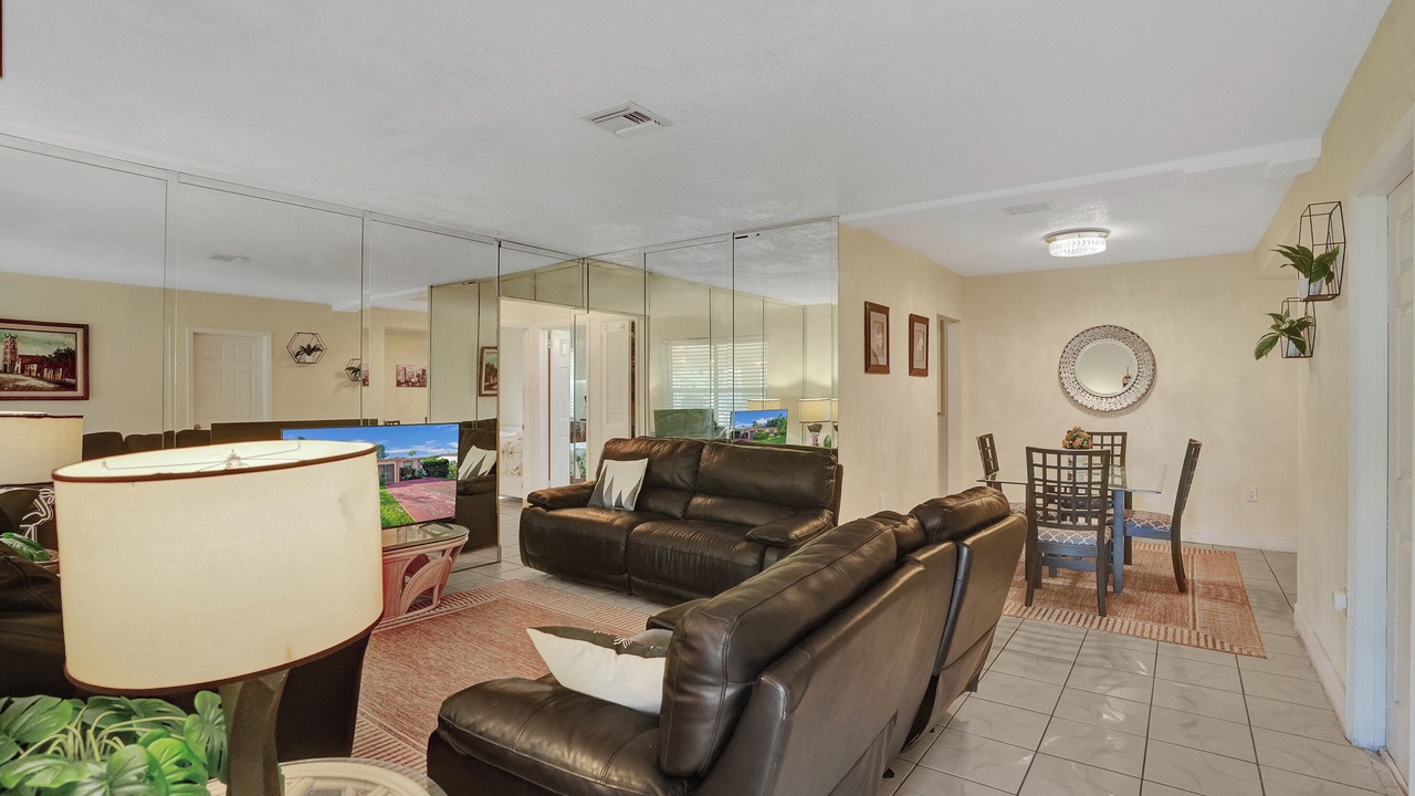 Photo of Livingroom in Golden Glades