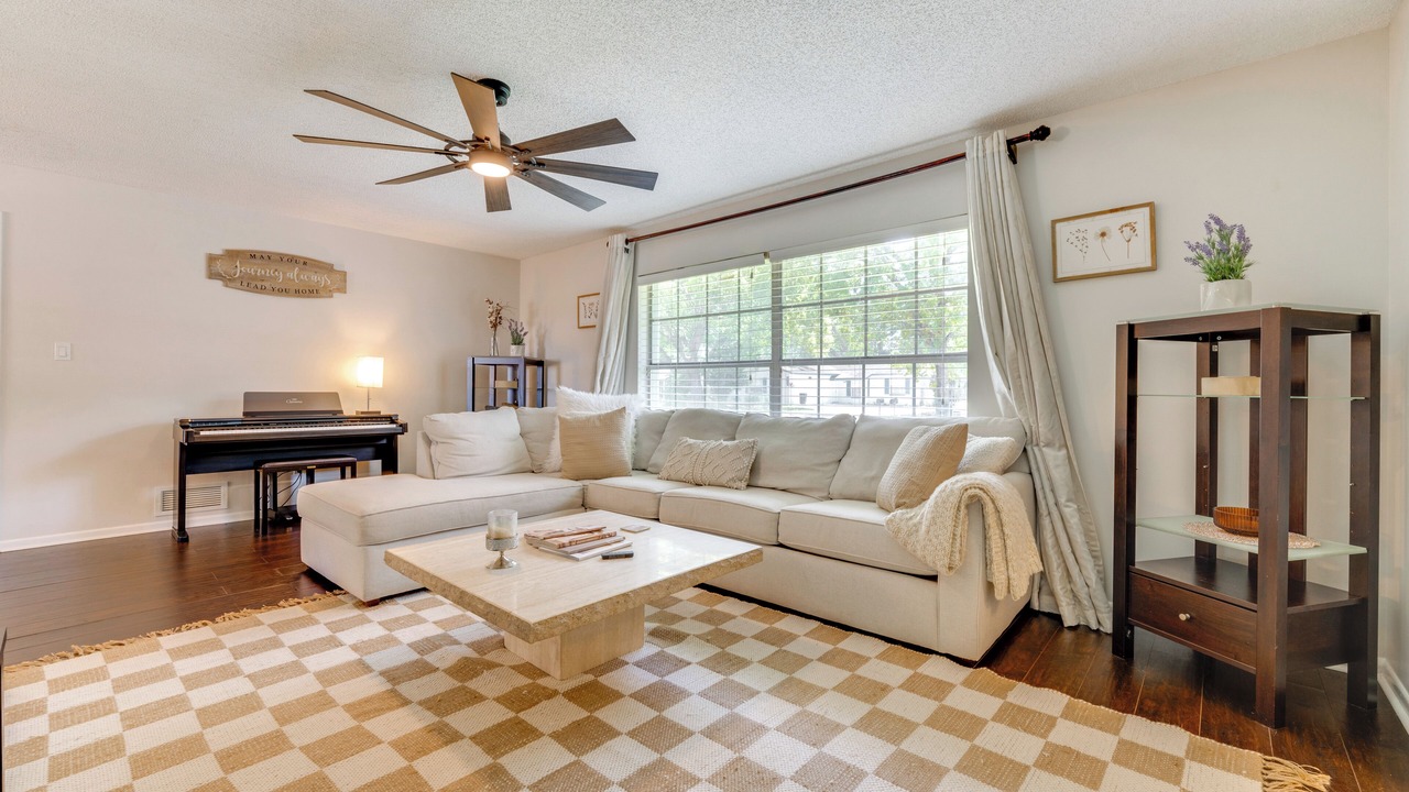 Photo of Livingroom in Longwood