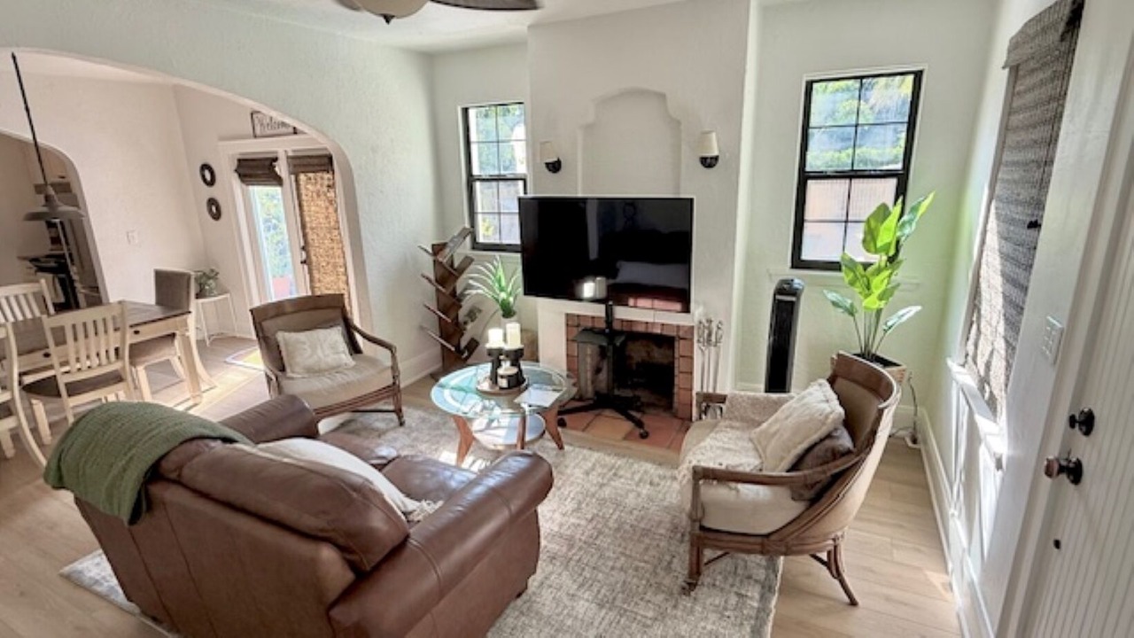 Photo of Livingroom in Altamont Manor