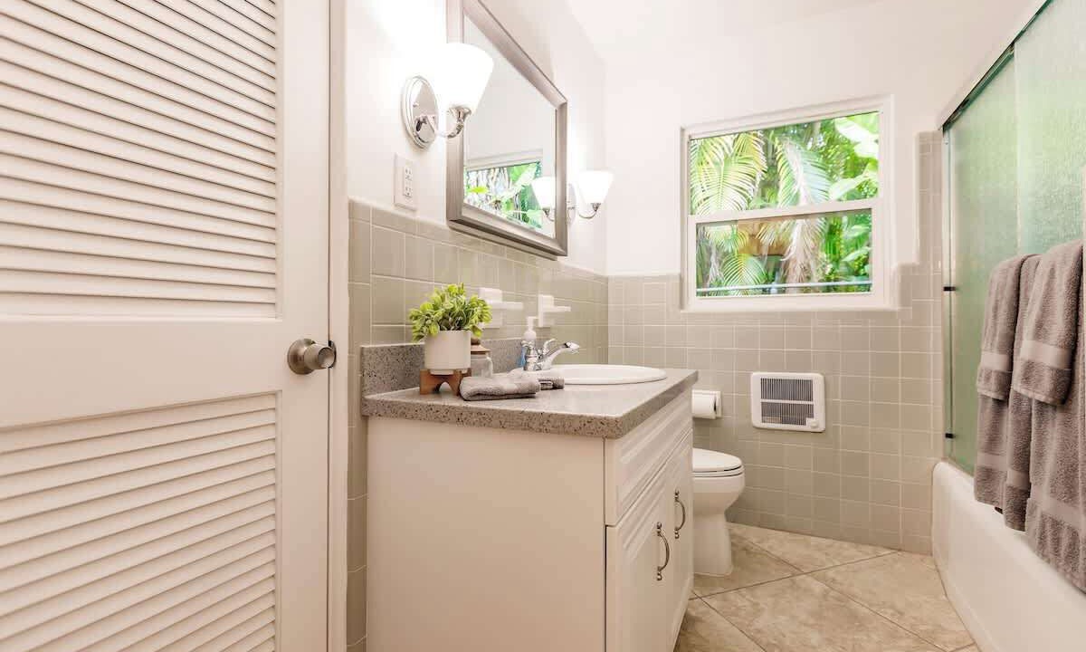 Photo of Bathroom in Indian Beach Sapphire Shores