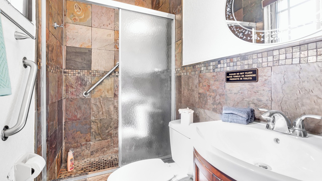 Photo of Bathroom in El Portal