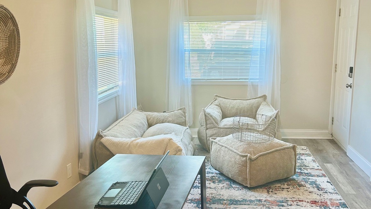 Photo of Livingroom in Carver City - Lincoln Gardens