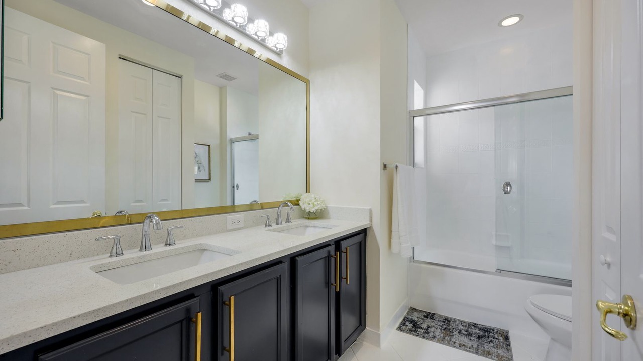 Photo of Bathroom in Botanica Lakes