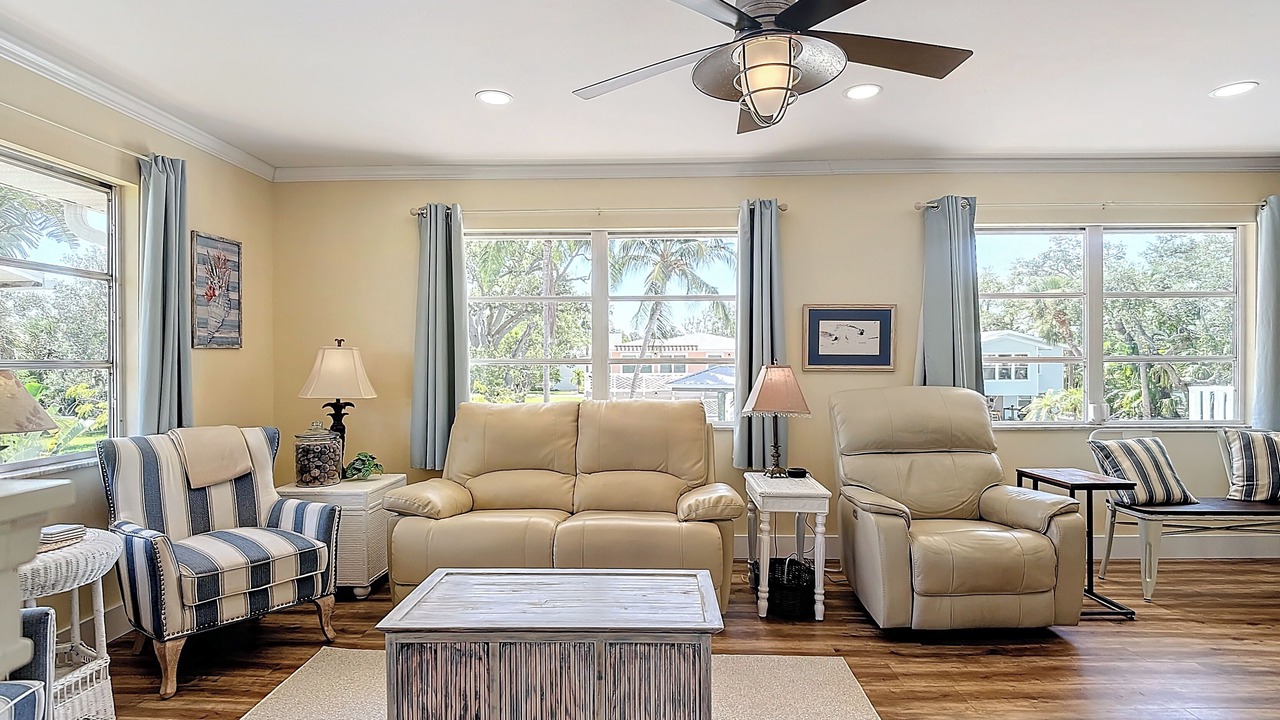 Photo of Livingroom in Mid Island