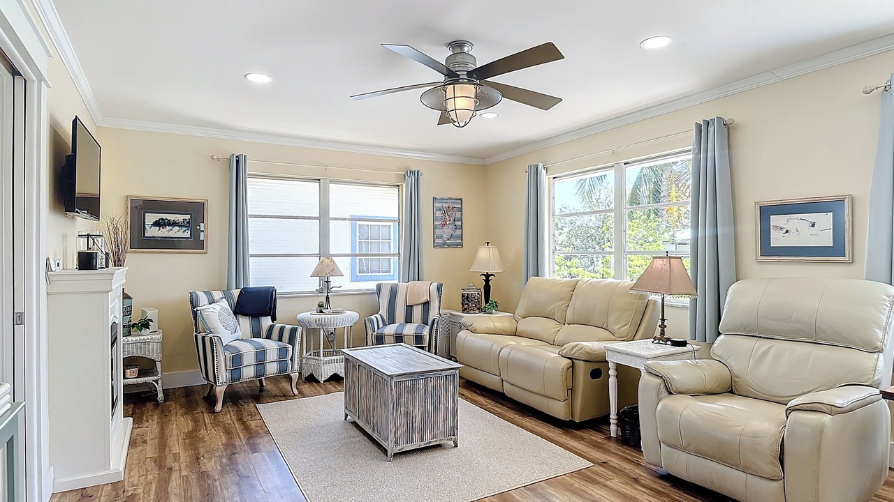 Photo of Livingroom in Mid Island