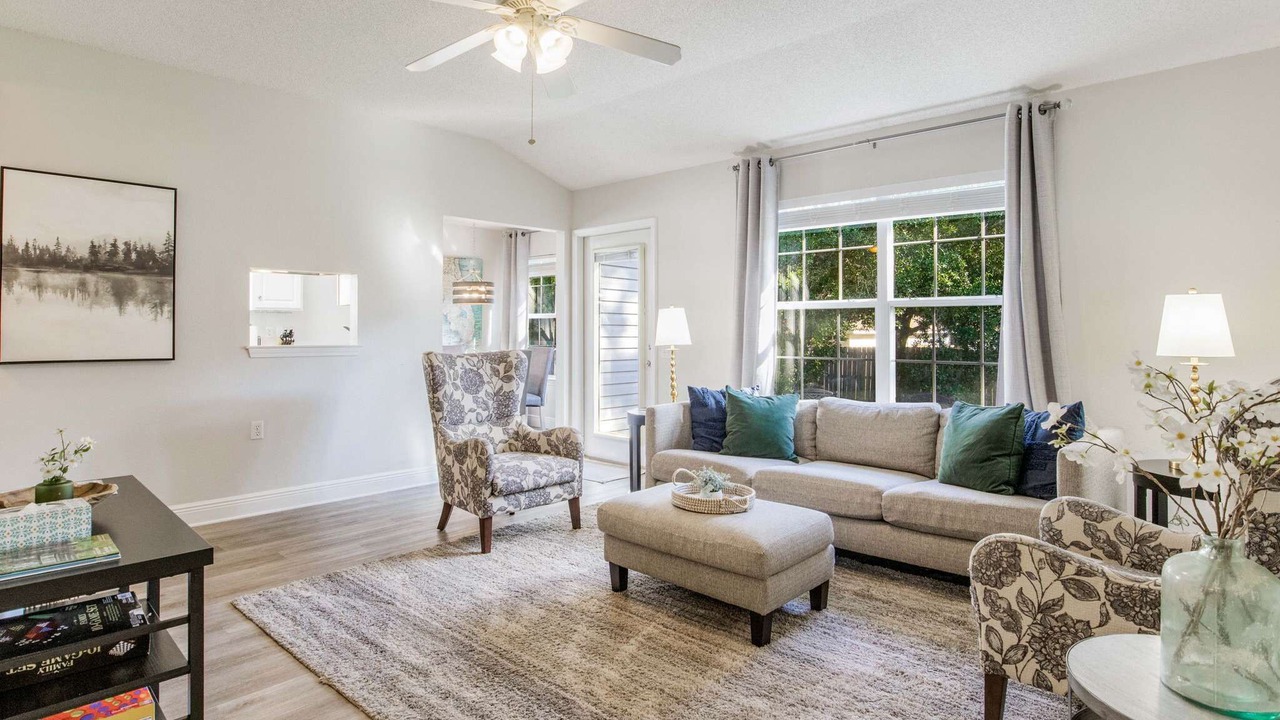 Photo of Livingroom in Ferry Pass