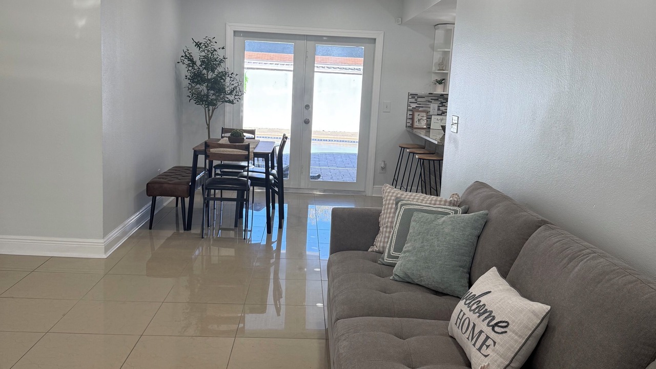 Photo of Livingroom in Bearss Plaza