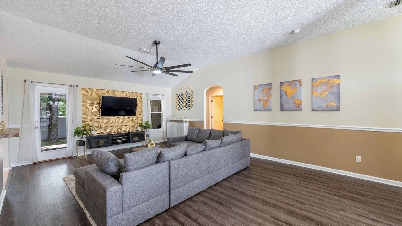 Photo of Livingroom in Oak Hill