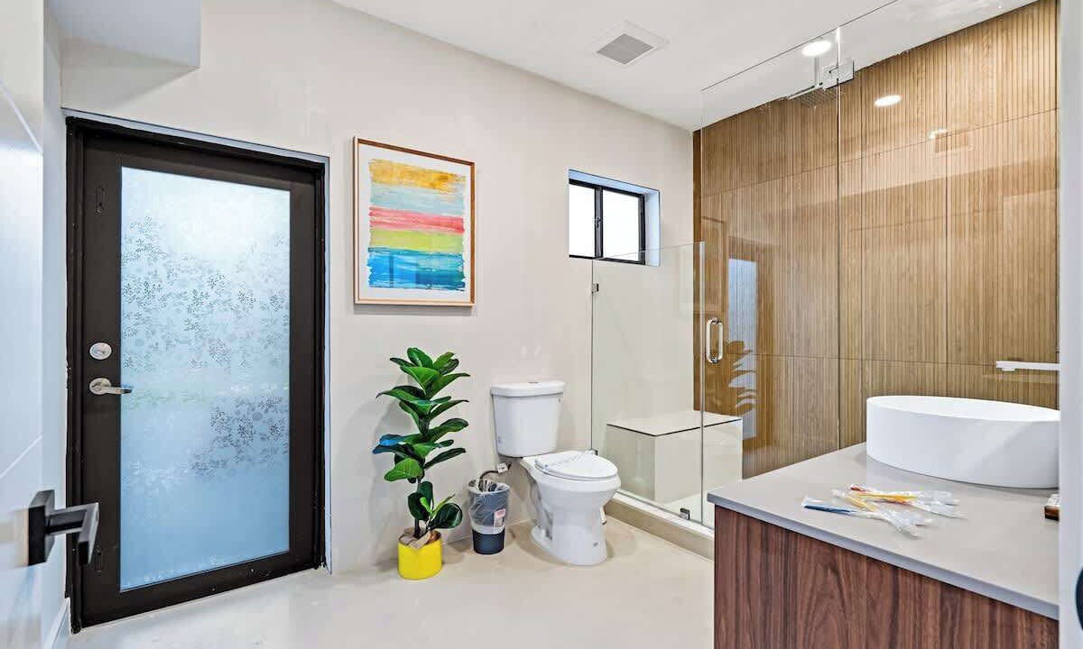 Photo of Bathroom in Golden Glades
