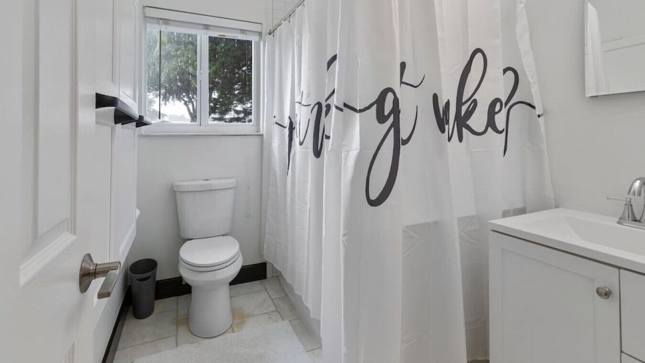 Photo of Bathroom in El Portal