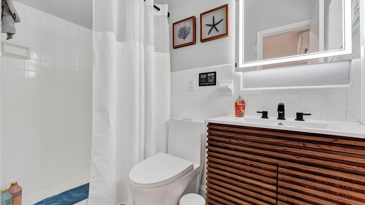 Photo of Bathroom in Garden Isles