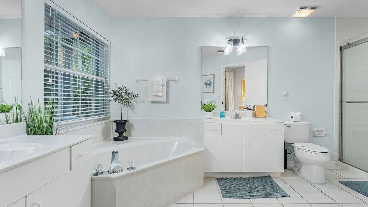 Photo of Bathroom in Crown Pointe