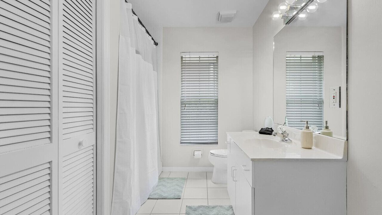 Photo of Bathroom in Crown Pointe