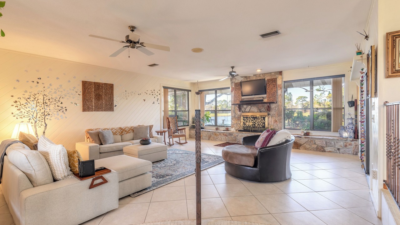 Photo of Livingroom in Samsula-Spruce Creek