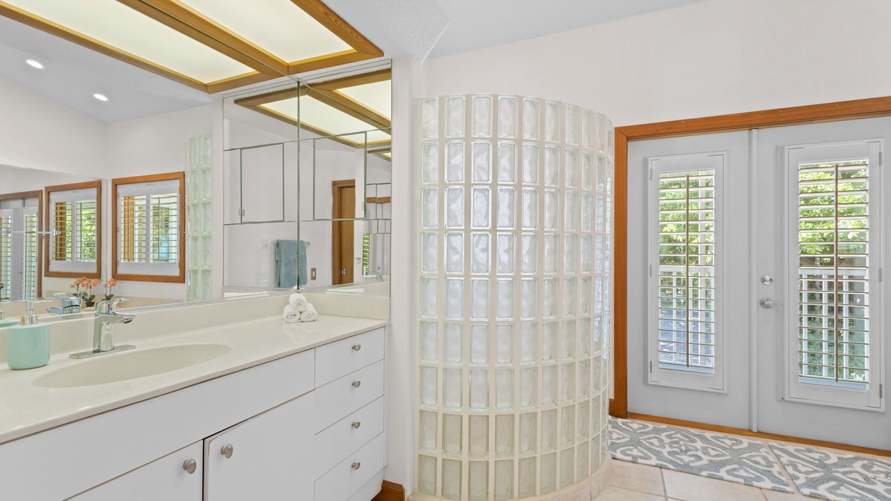 Photo of Bathroom in Bayshore Gardens