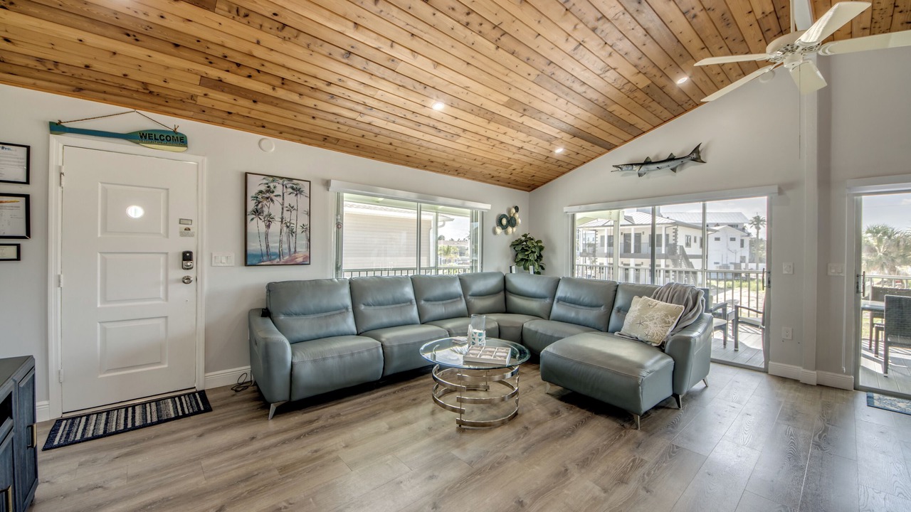 Photo of Livingroom in Mid Island