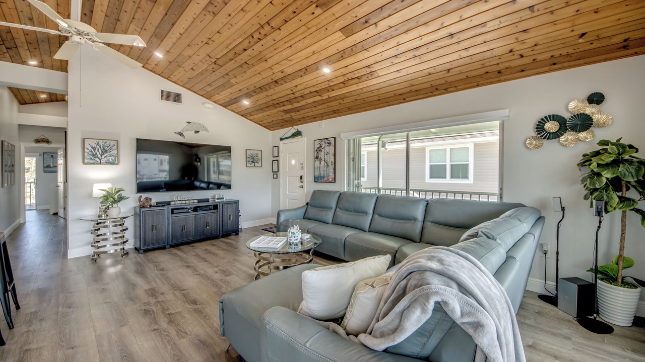 Photo of Livingroom in Mid Island