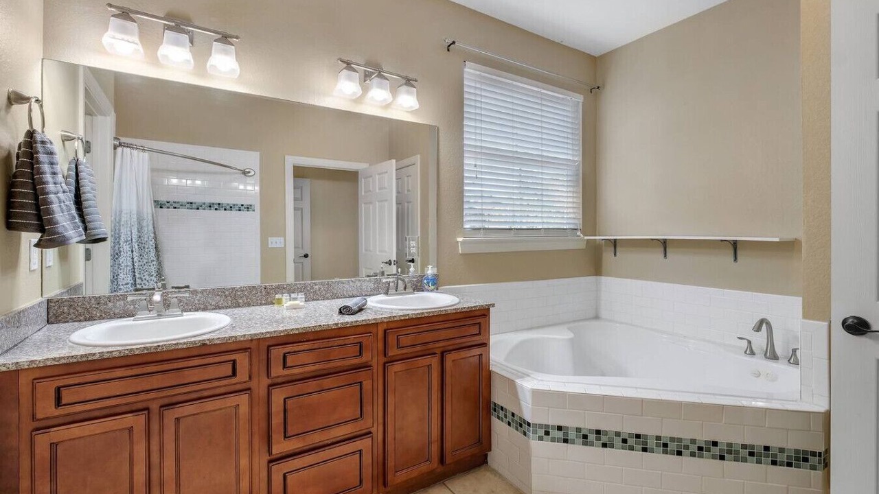 Photo of Bathroom in Governor's Walk