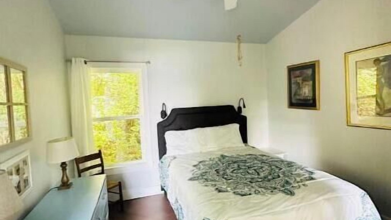 Photo of Bedroom in Andersonville