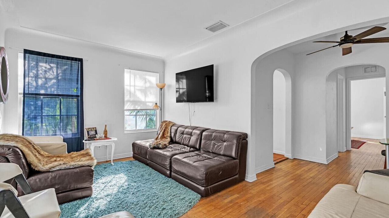Photo of Livingroom in Crescent Lake