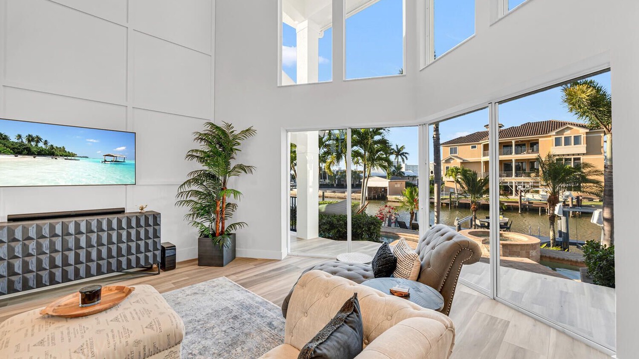 Photo of Livingroom in Vanderbilt Beach