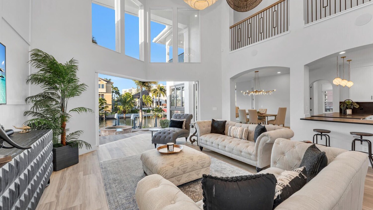 Photo of Livingroom in Vanderbilt Beach