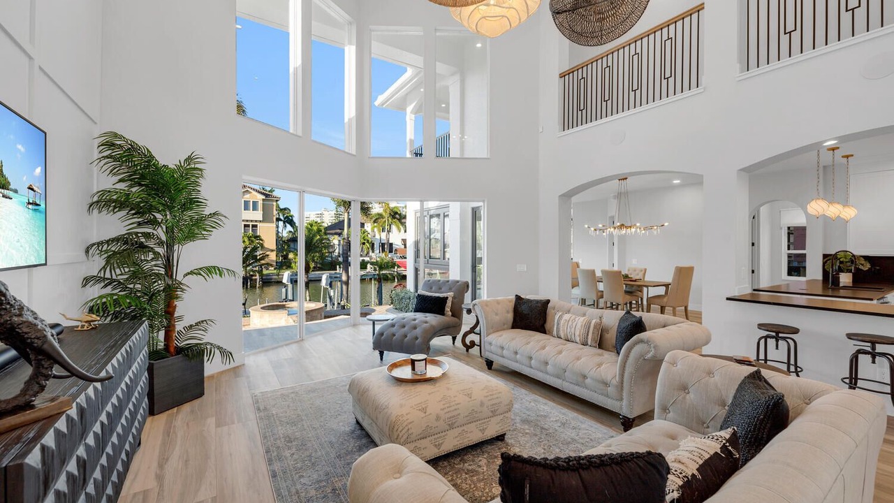 Photo of Livingroom in Vanderbilt Beach