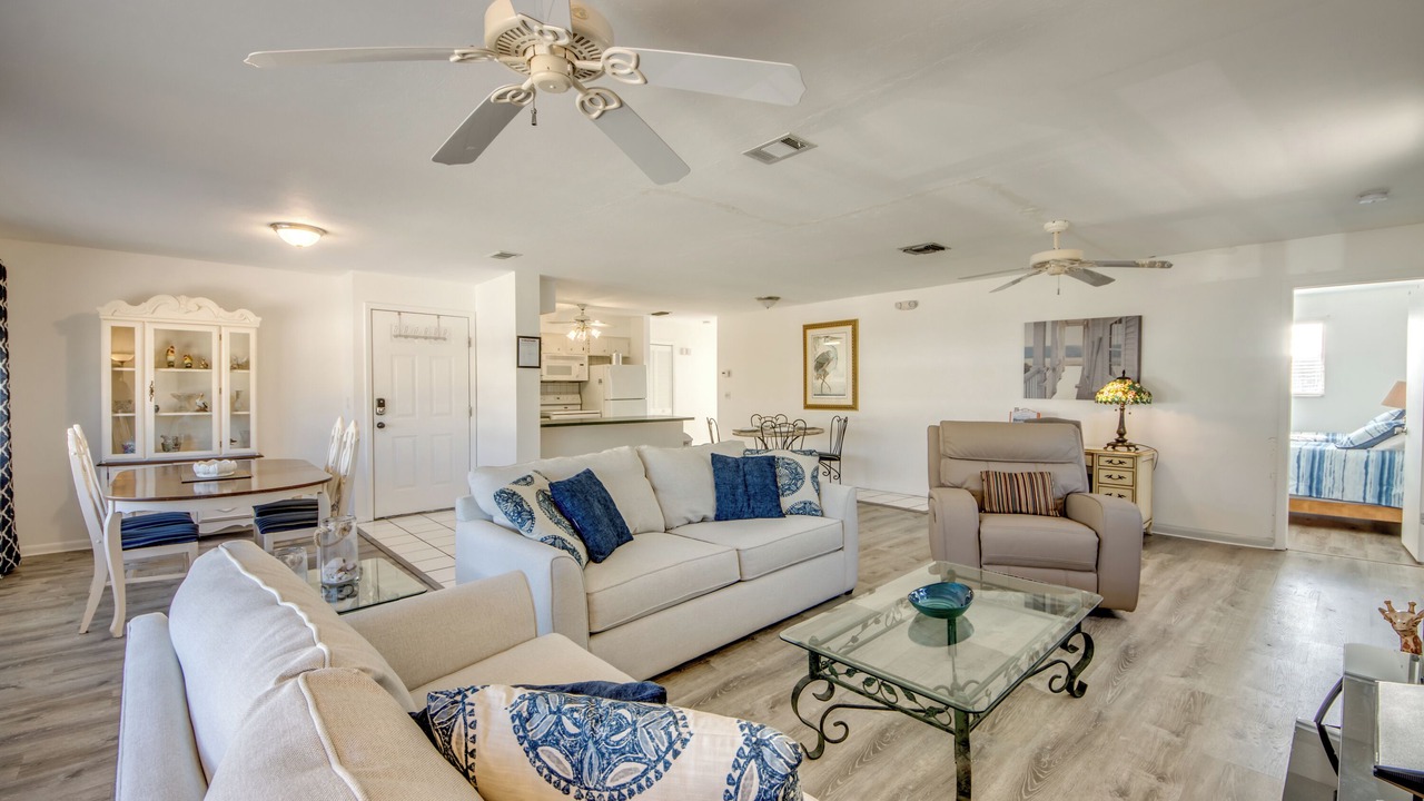 Photo of Livingroom in Mid Island