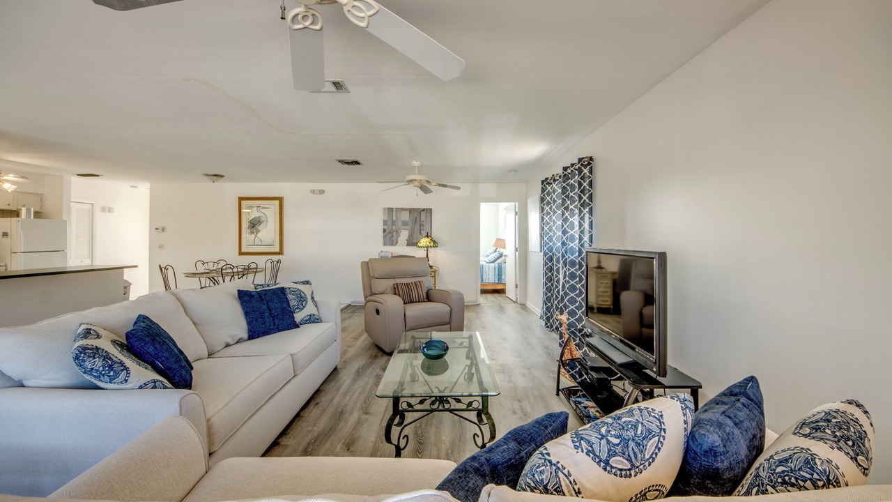 Photo of Livingroom in Mid Island
