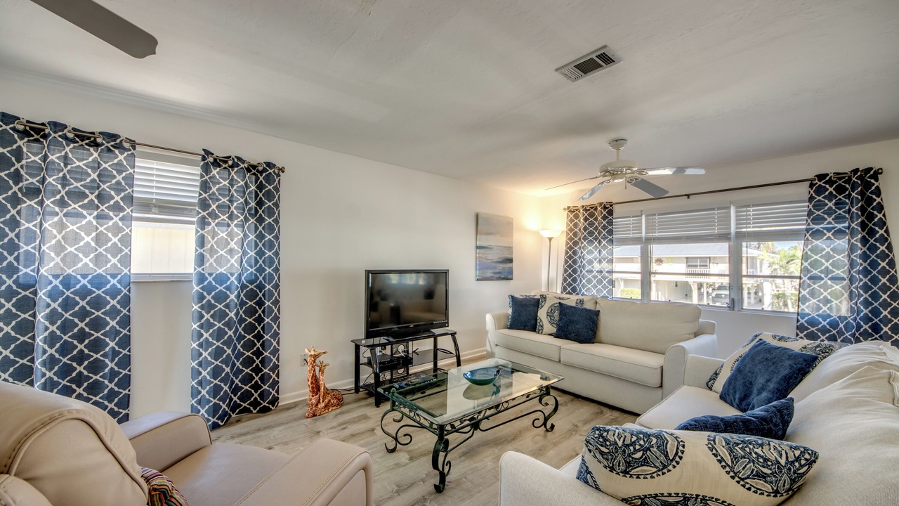 Photo of Livingroom in Mid Island