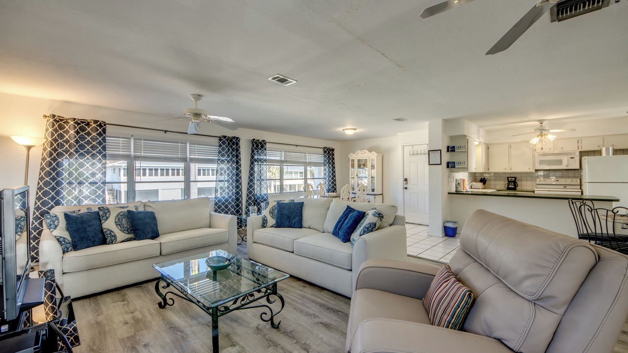 Photo of Livingroom in Mid Island